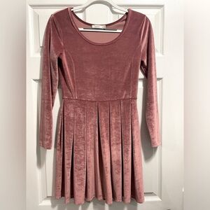Aritzia TALULA Lambeth Pleated velvet dress long sleeves Size Medium